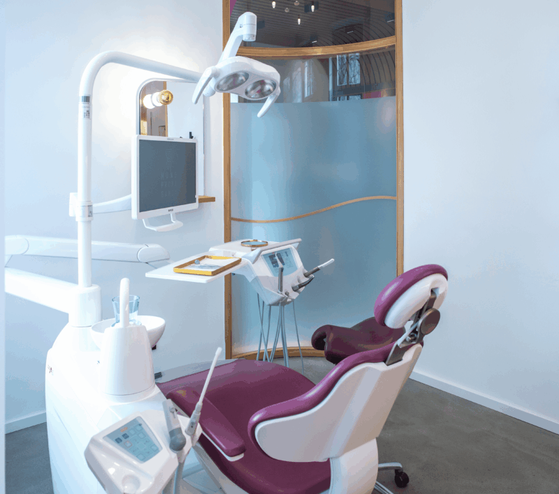 behandlungszimmer4 (3) Behandlungszimmer mit Zahnarztstuhl, Lampe und Instrumenteneinheit